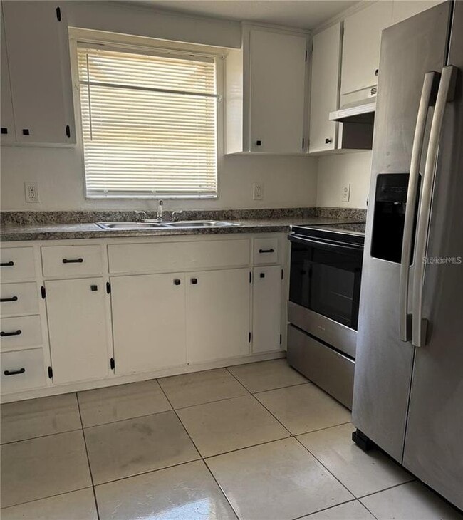 Building Photo - 3074 Brookview Ave