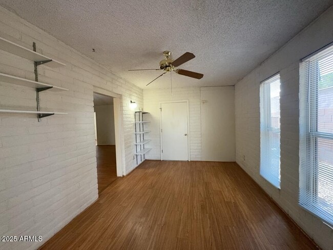 Building Photo - 433 Meadows Dr