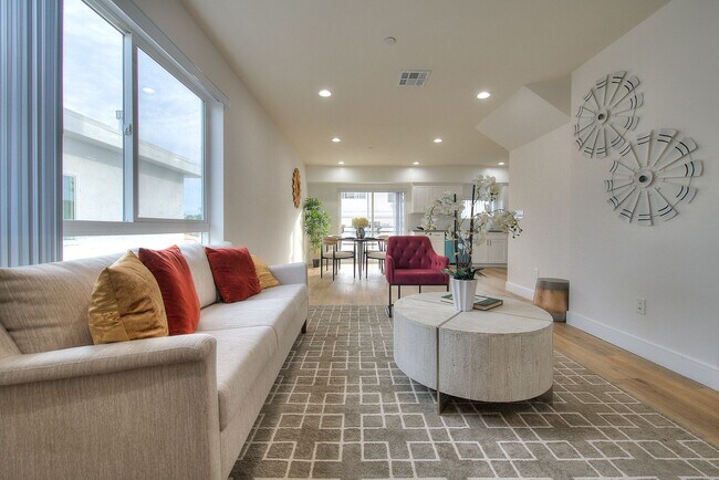 Building Photo - 11726 Hamlin St