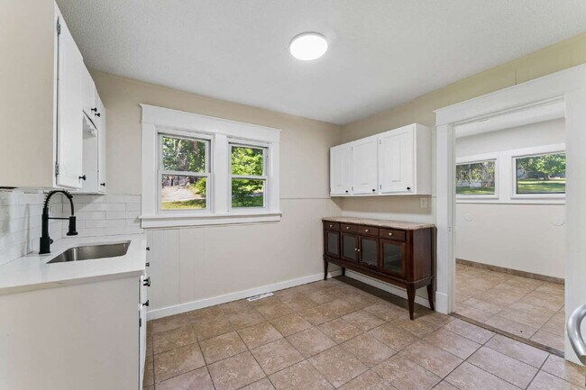 Building Photo - Charming 2-Bedroom Haven in Kansas City Northland!