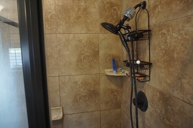 Building Photo - Gorgeous 4 Bedroom Sandy Home "Pet Friendly"