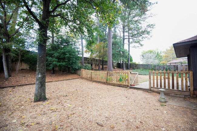 Building Photo - 6815 Raintree Dr
