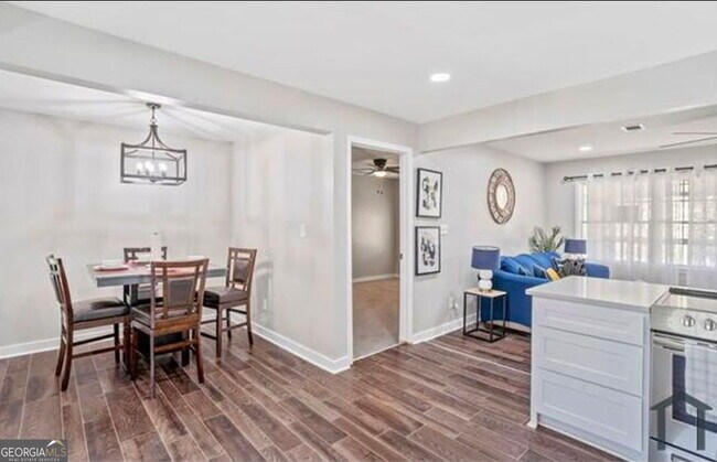 Building Photo - 8170 Huntington Dr