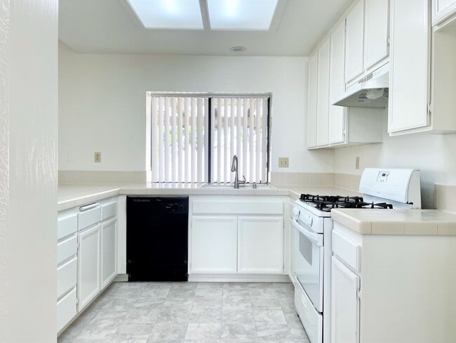 Building Photo - Single Level in Shadowridge w/ A/C!