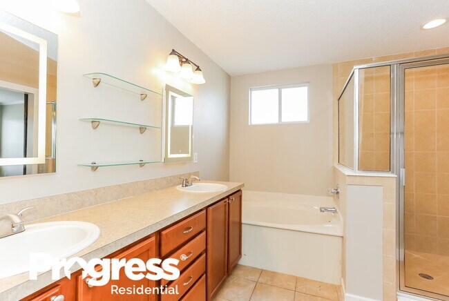 Building Photo - 2464 Royal Pointe Dr