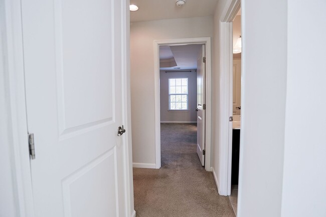 Building Photo - Move-in ready Townhome in Wenworth Green C...