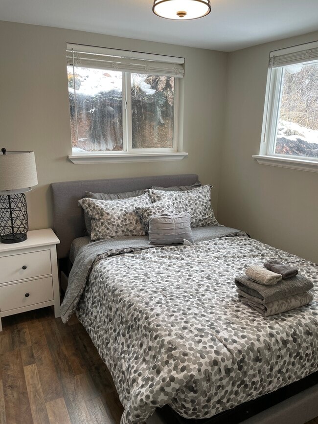 Small bedroom - 8255 Oak St