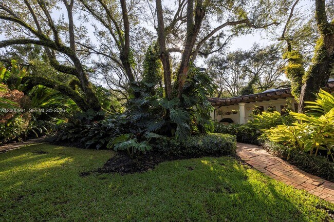 Building Photo - 10100 Lakeside Dr