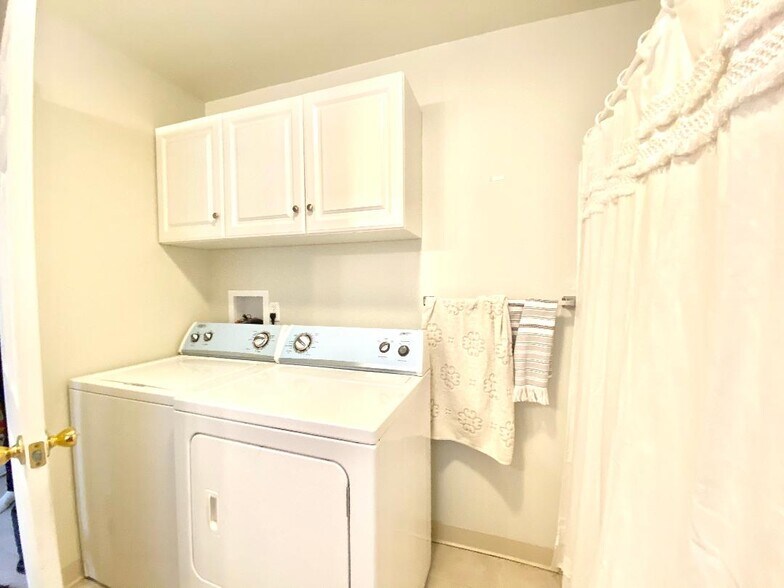 Washer and dryer area - 954 Ash St