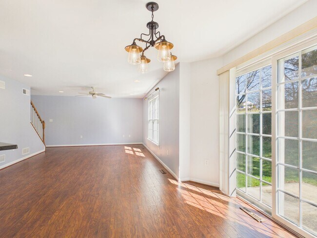 Building Photo - Gorgeous 3 Bedroom Single Family