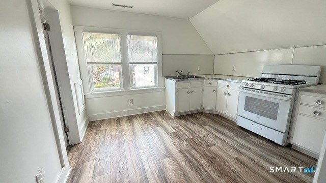Building Photo - 84 Alcove St