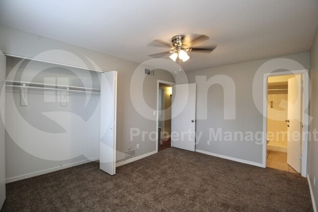 Building Photo - 2522 E Don Carlos Ave