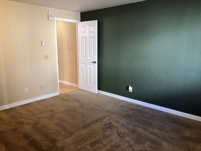 Building Photo - Updated 2 Bedroom Condo in Prime Redmond L...