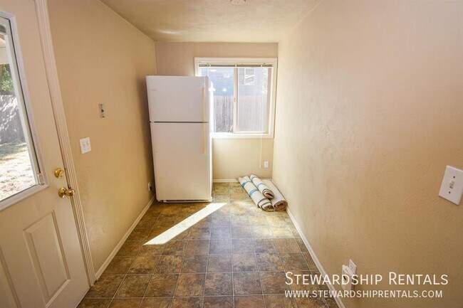 Building Photo - 2427 Miami Ln