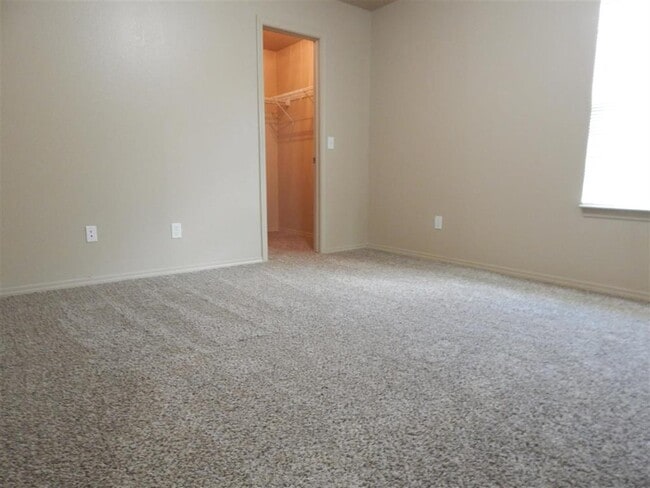 Building Photo - 3623 Vanguard Dr