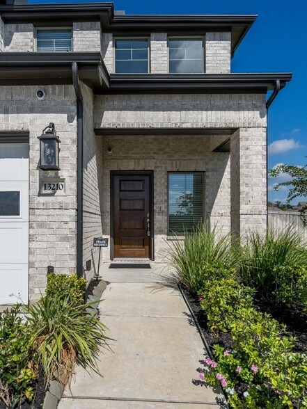 Building Photo - 13210 Wood Leaf Pk