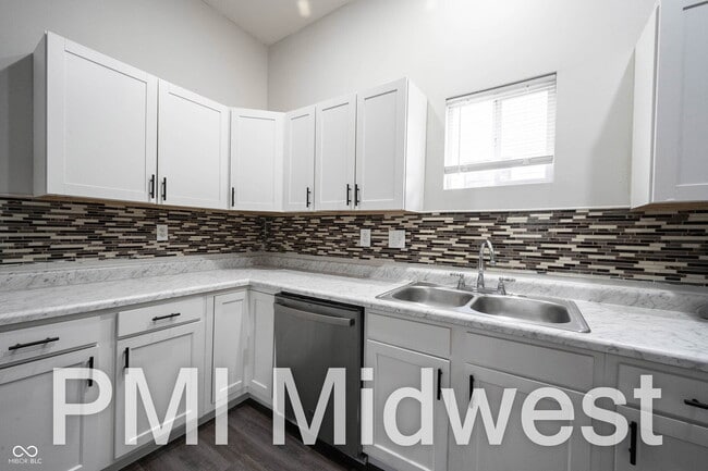 Building Photo - 925 N Sheffield Ave