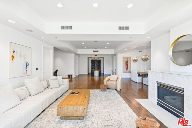 Building Photo - 10380 Wilshire Blvd