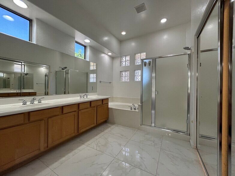 Building Photo - 2041 E Fawn Dr