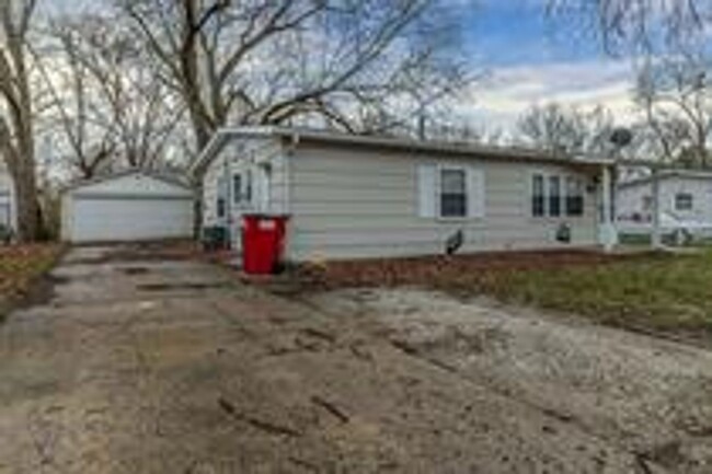Building Photo - 1831 Parkdale Dr