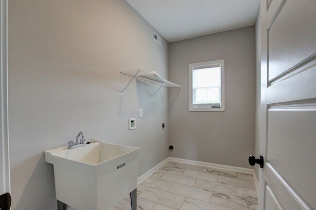 Building Photo - 1092 Barnhill Rd