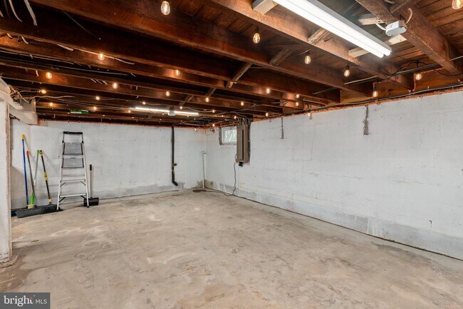 Building Photo - 201 Kenwood Ave