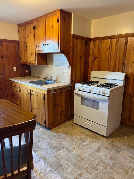 Kitchen - 132 Putnam Pike