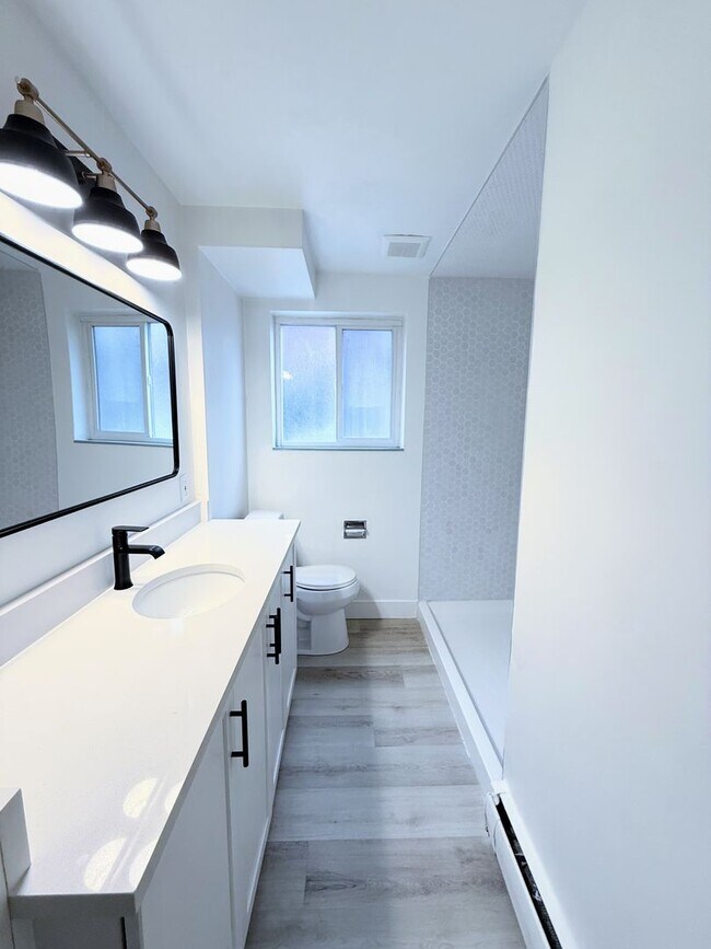 Building Photo - Beautiful, remodeled 1 bedroom apartment in the heart of sugarhouse.