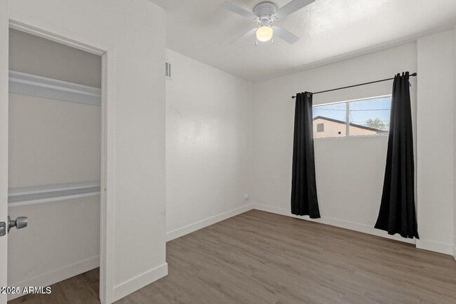 Building Photo - 325 N 18th Dr
