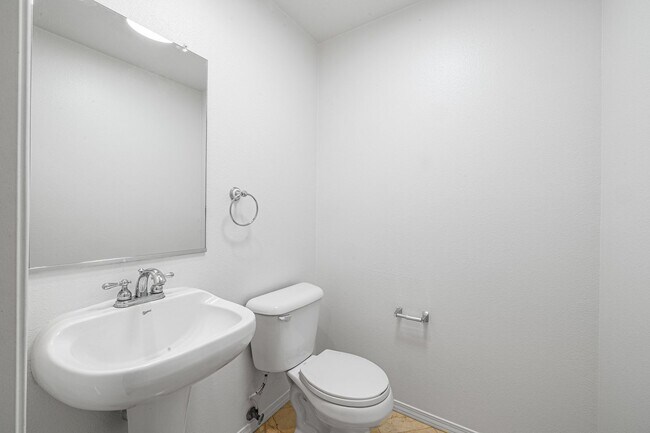 Building Photo - 3-Bedroom Townhome in Gated Bay Harbor