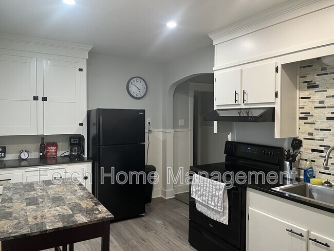 Building Photo - 836 W Main St