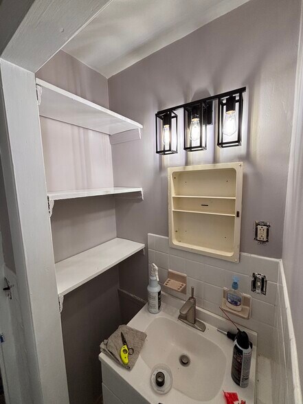 Building Photo - 520 Harry St