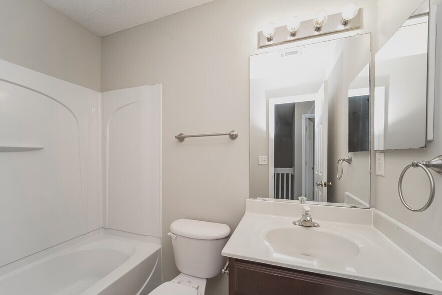 Building Photo - 16927 Greenlawn Hills Ct