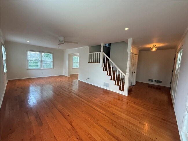 Building Photo - 800 Glenairy Dr NE