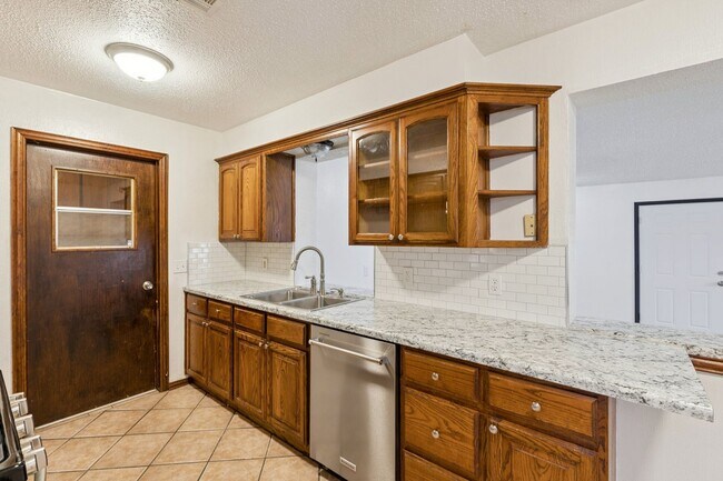 Building Photo - 3 bed, 2 bath home