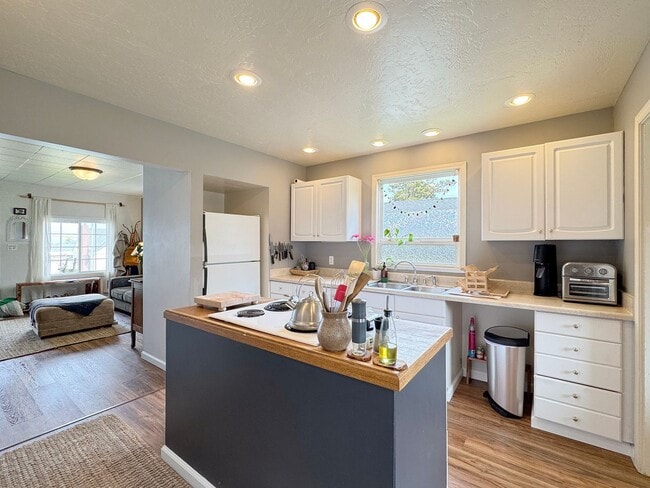 Building Photo - Charming Home for Lease