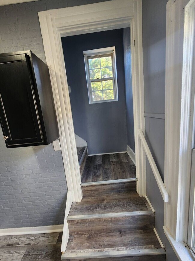 Building Photo - Charming 4-Bedroom Property in Prime Location (SECTION 8 VOUCHERS ACCEPTED)