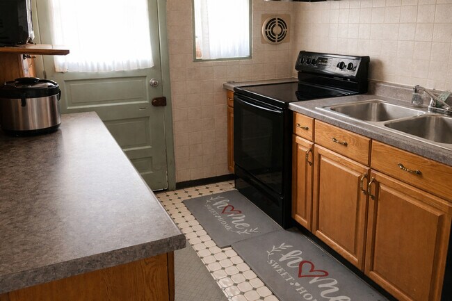 Building Photo - 1706 W Jarvis Ave