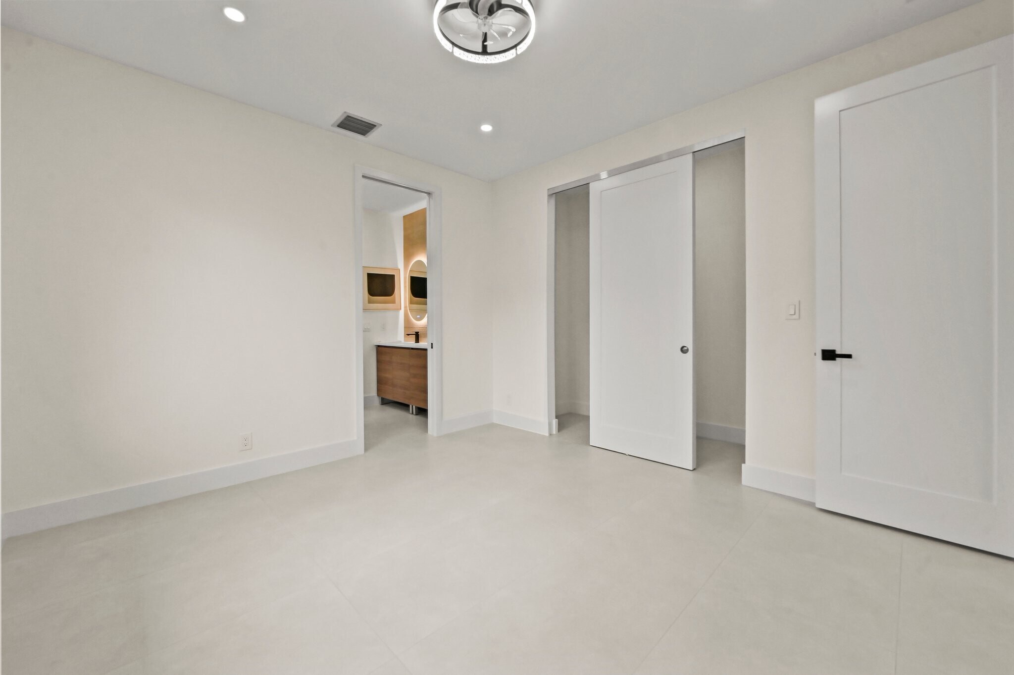 Building Photo - 621 NW 42nd Ave