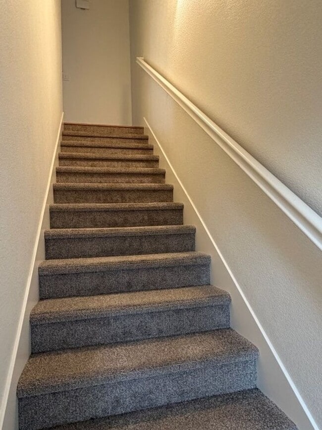 Building Photo - Loft home in downtown Woodland with SOLAR!!