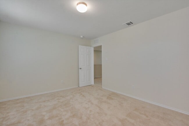 Building Photo - Inviting 4BD/3BA Rental Home with Walk-In Closet & Big Yard