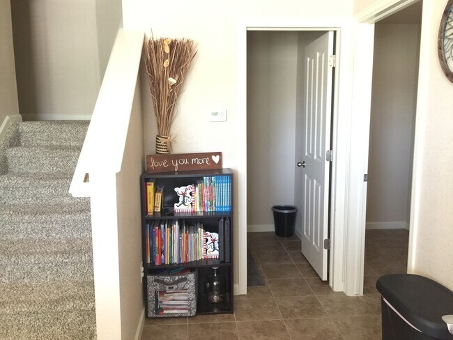 Building Photo - Southern Facing End 3 Bedroom Townhome