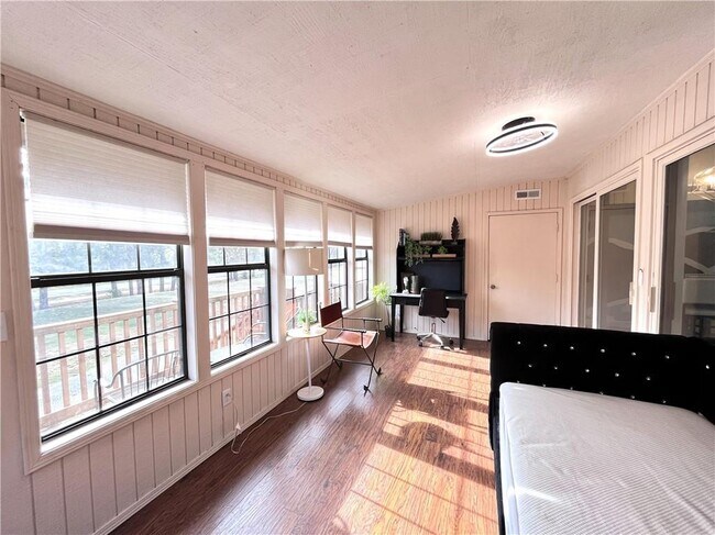 Building Photo - 26 Melinda Ln