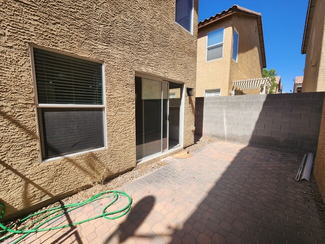 Building Photo - Sleek 2 story home with tile in most living areas and upgraded kitchen.