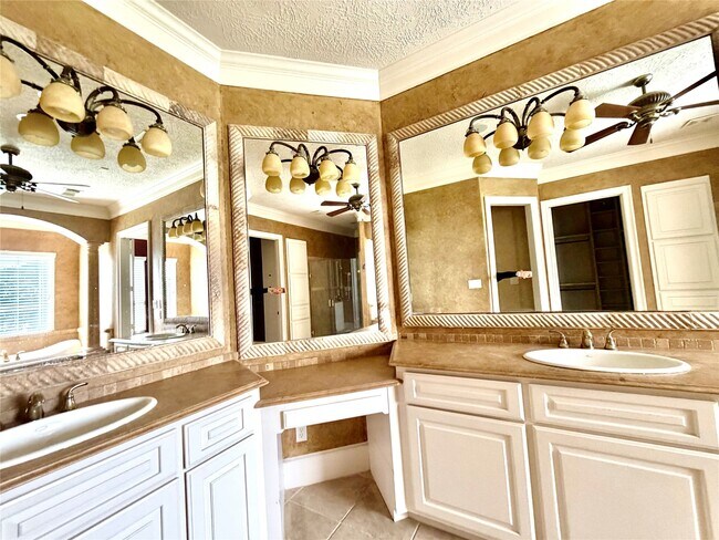 Building Photo - 1631 S Persimmon St