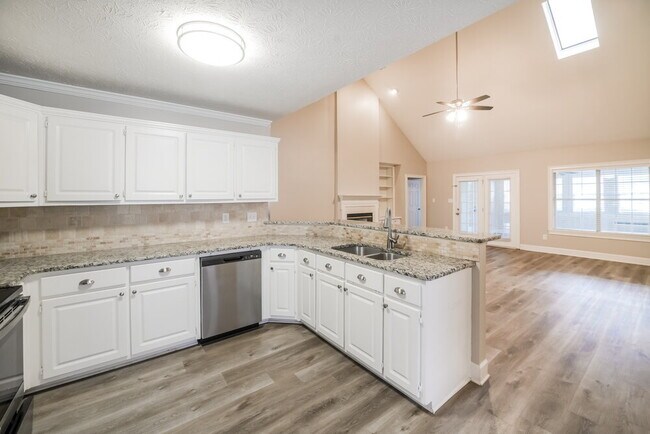 Building Photo - 440 Fairway Ct