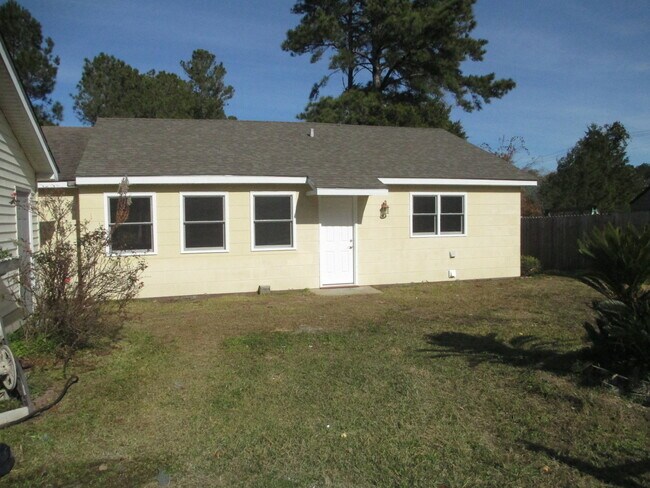Building Photo - 3 Bedroom, 2 Bath home on a large lot with...