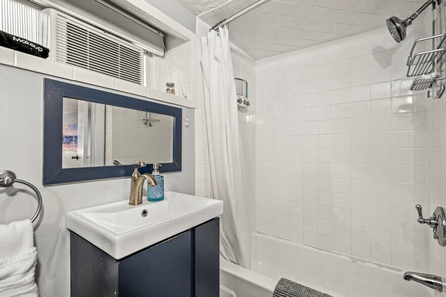 Building Photo - 170 Vassall St