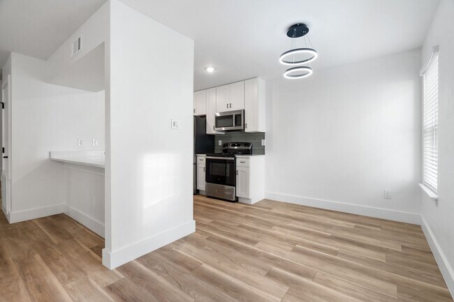 Building Photo - IN THE LOOP 2BD/1BA Brand New Finish Out /...