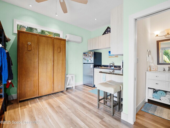 Building Photo - 165 Crispin St